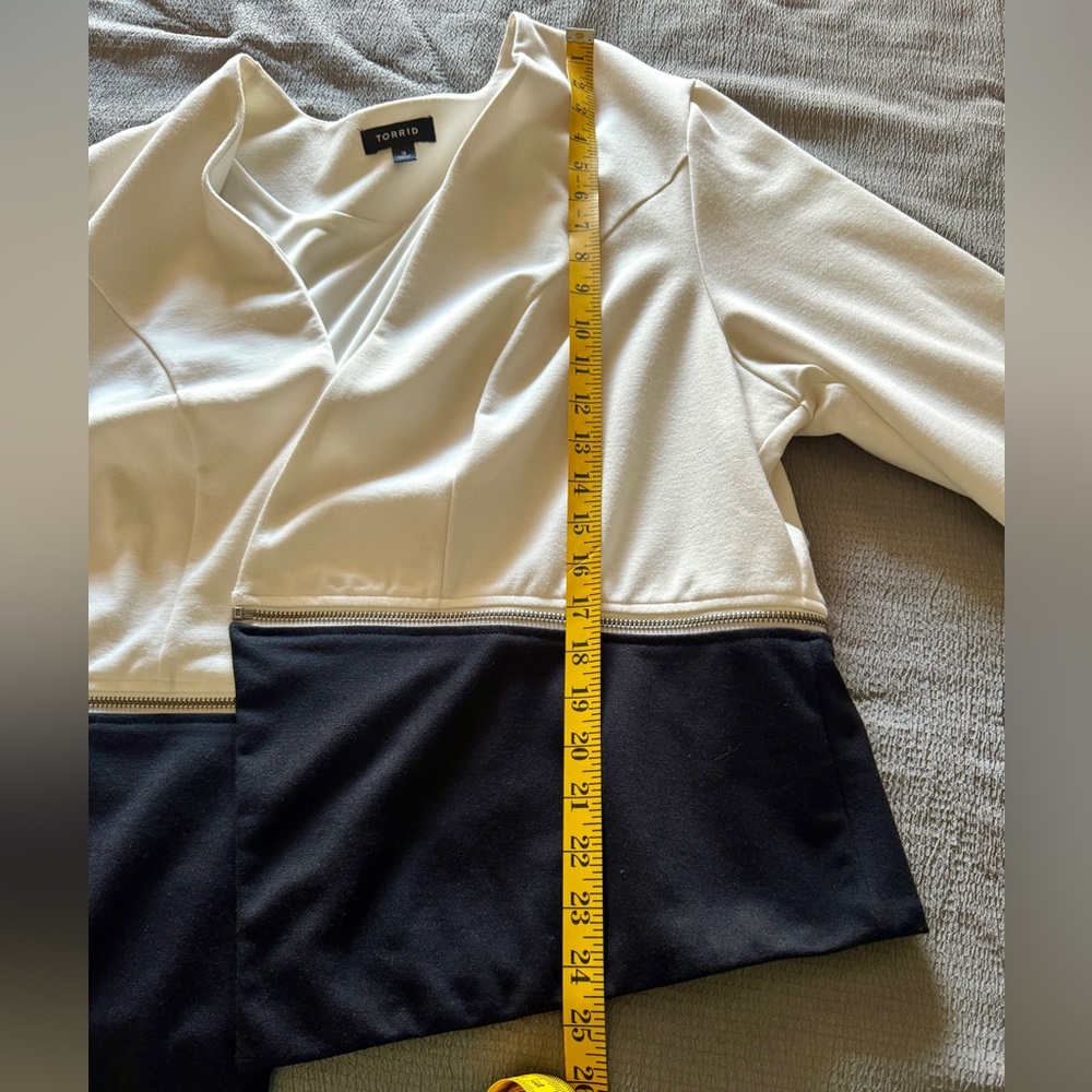 Torrid Black and White Work Blazer With Zipper Accents - Size 3 - Picture 10 of 10